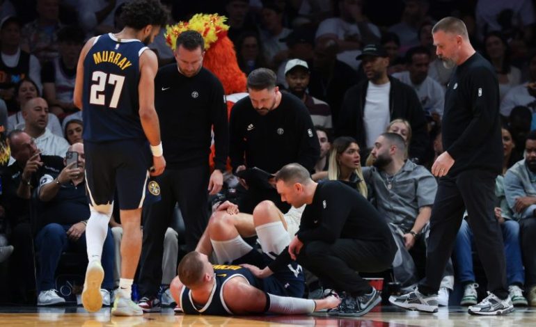  Nikola Jokic leaves game with knee injury